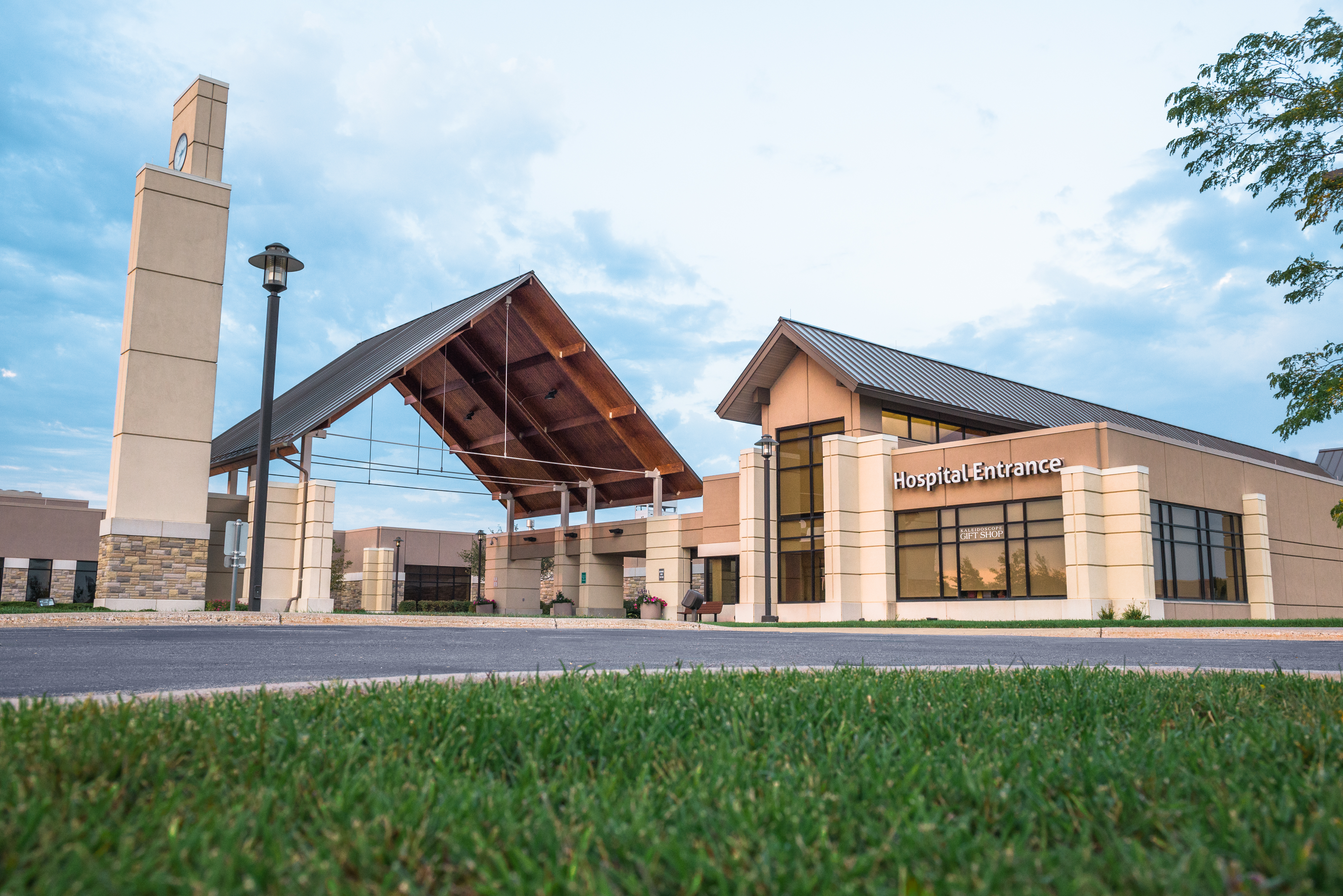 Front entrance of Northfield Hospital and Clinics 