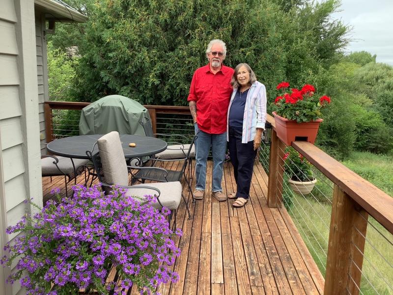 pete_and_laurie_on_deck_with_flowers