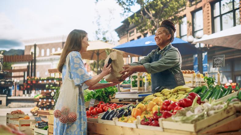 Buying vegetables at Farmer&#039;s Market